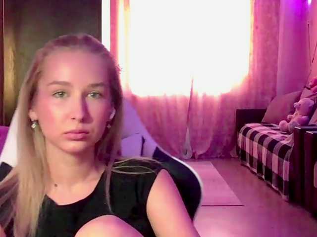 Emelinestrande live cam on BongaCams