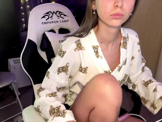 Emelinestrande live cam on BongaCams