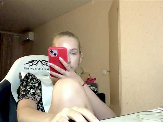 Emelinestrande live cam on BongaCams