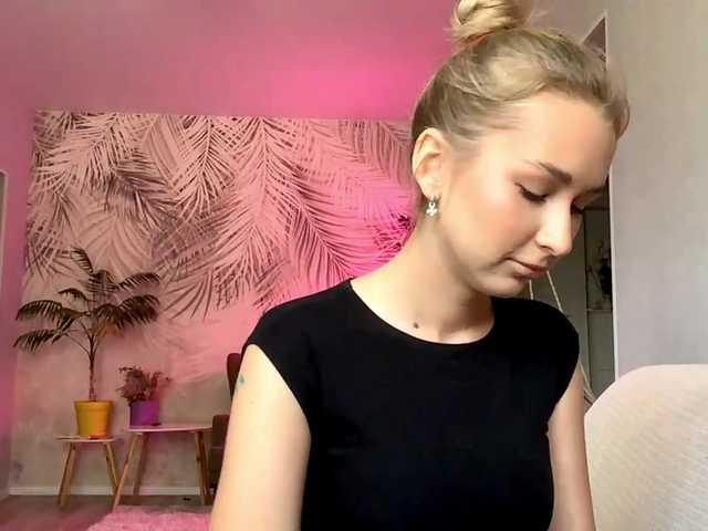 Emelinestrande live cam on BongaCams