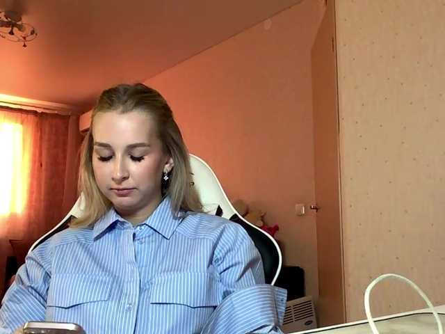 Emelinestrande live cam on BongaCams