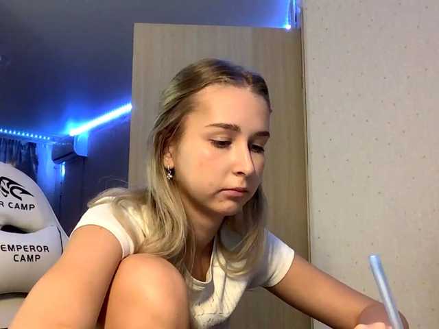 Emelinestrande live cam on BongaCams