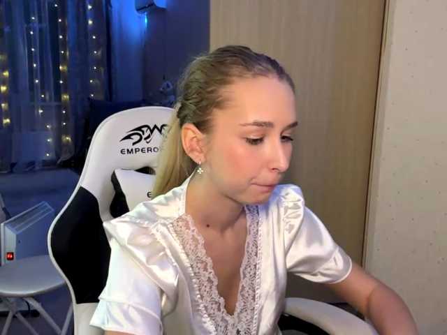 Emelinestrande live cam on BongaCams