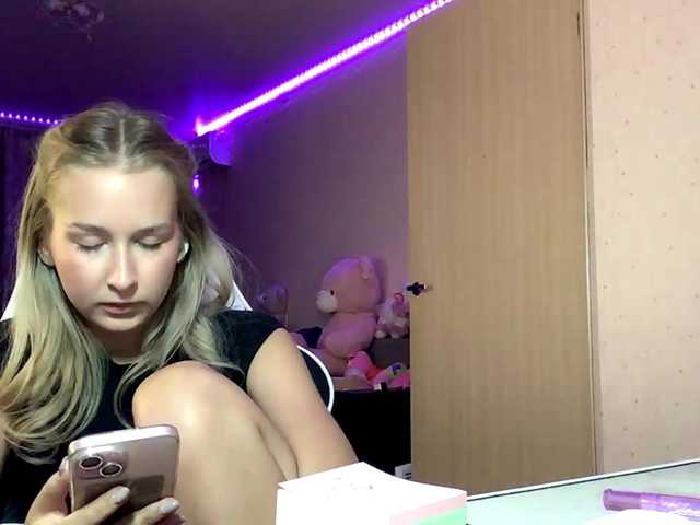 Emelinestrande live cam on BongaCams