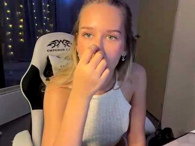Emelinestrande live cam on BongaCams