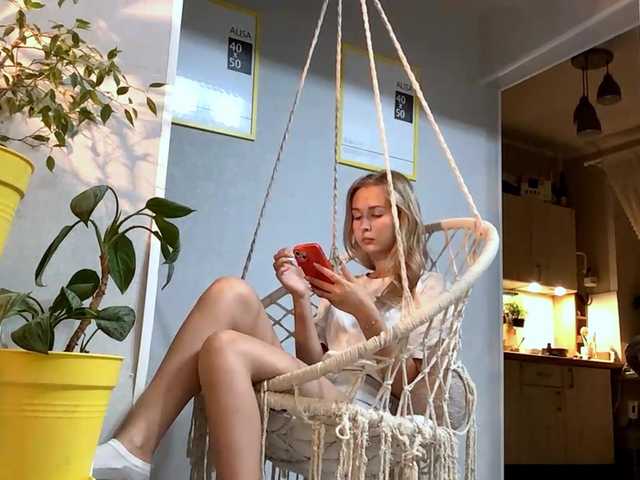 Emelinestrande live cam on BongaCams
