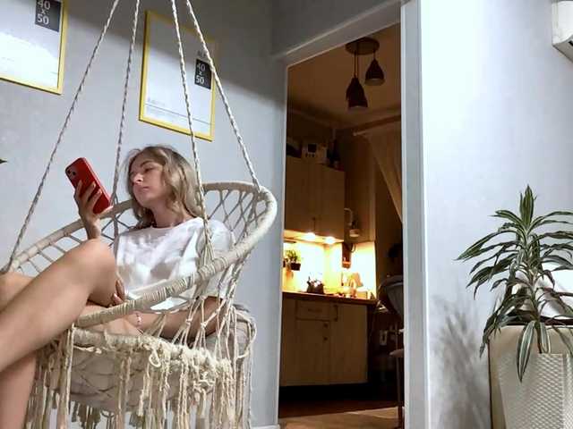 Emelinestrande live cam on BongaCams