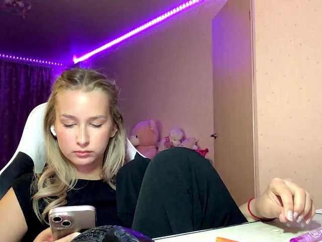 Emelinestrande live cam on BongaCams