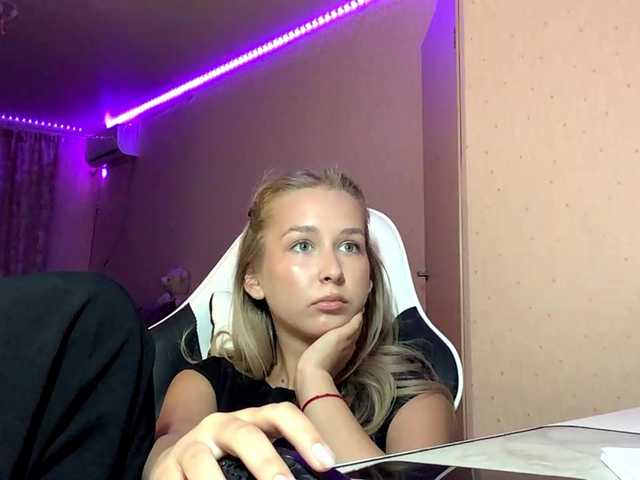 Emelinestrande live cam on BongaCams