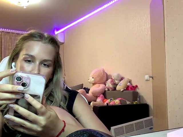 Emelinestrande live cam on BongaCams