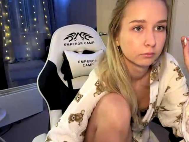 Emelinestrande live cam on BongaCams
