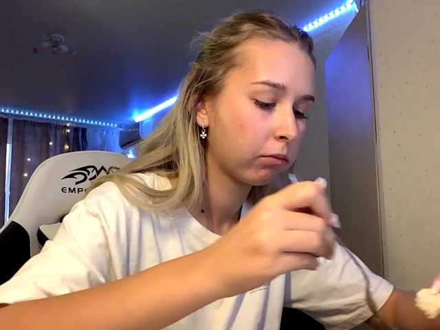 Emelinestrande live cam on BongaCams