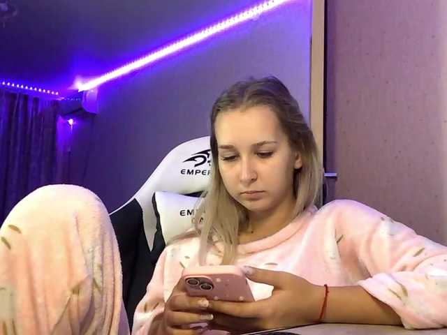 Emelinestrande live cam on BongaCams