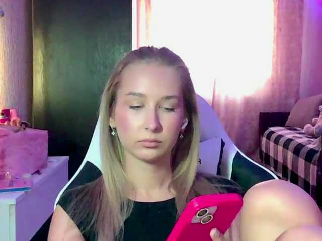 Emelinestrande live cam on BongaCams