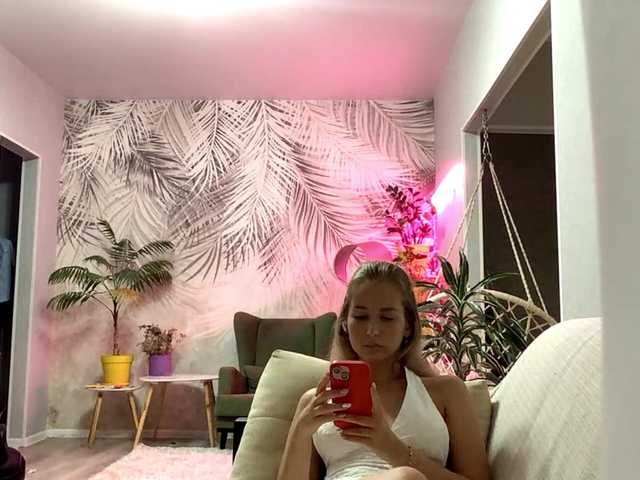 Emelinestrande live cam on BongaCams