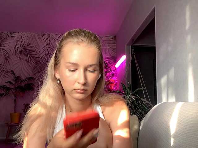 Emelinestrande live cam on BongaCams