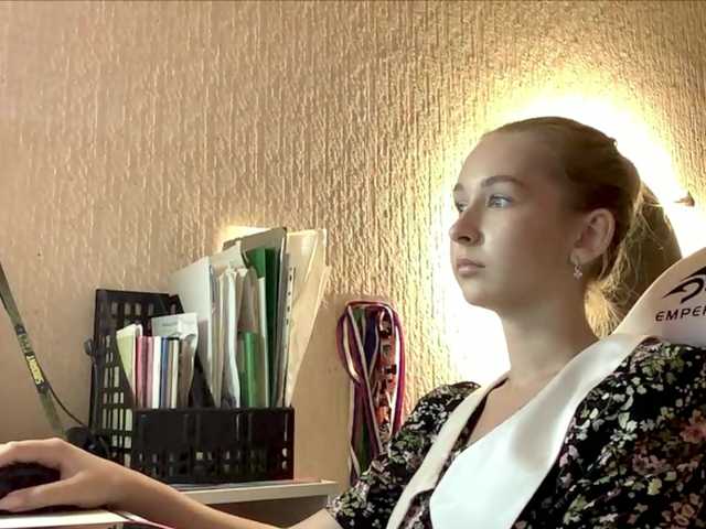 Emelinestrande live cam on BongaCams