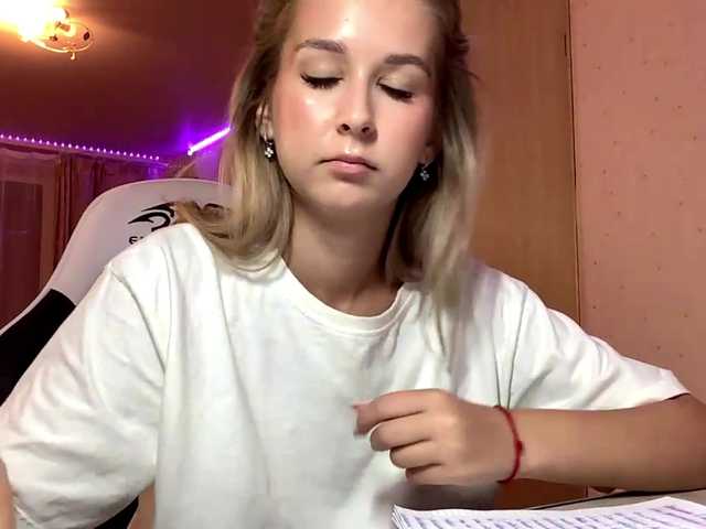 Emelinestrande live cam on BongaCams