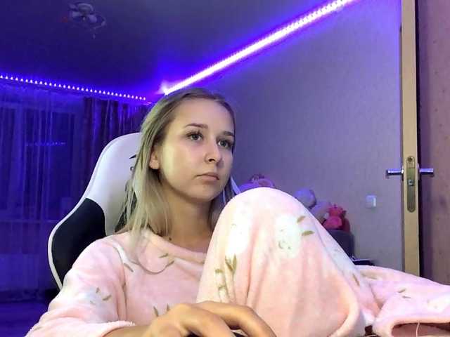 Emelinestrande live cam on BongaCams