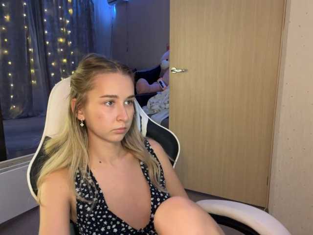 Emelinestrande live cam on BongaCams