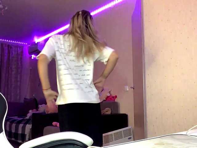 Emelinestrande live cam on BongaCams