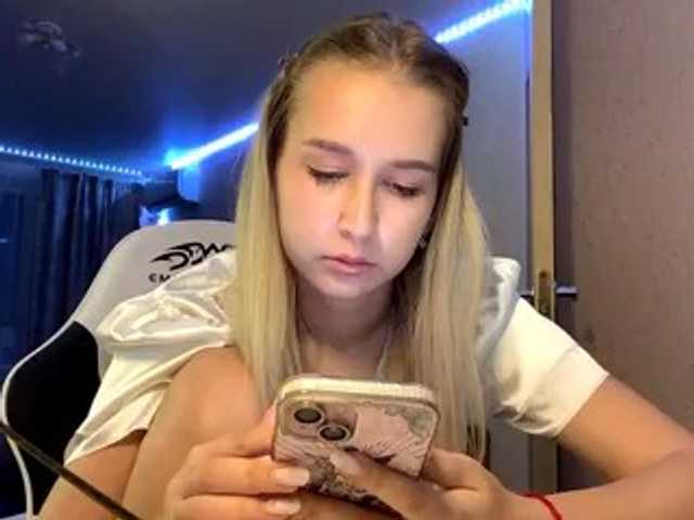 Emelinestrande live cam on BongaCams