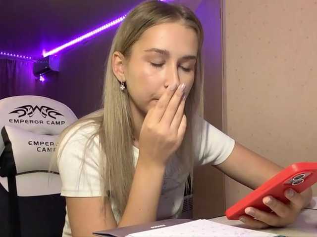 Emelinestrande live cam on BongaCams