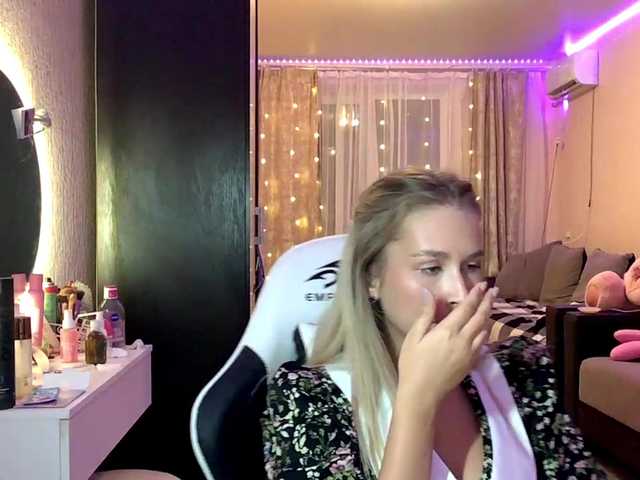 Emelinestrande live cam on BongaCams