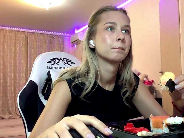Emelinestrande live cam on BongaCams