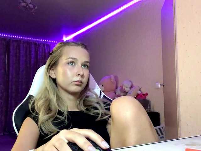 Emelinestrande live cam on BongaCams