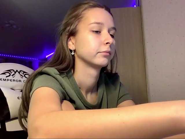 Emelinestrande live cam on BongaCams