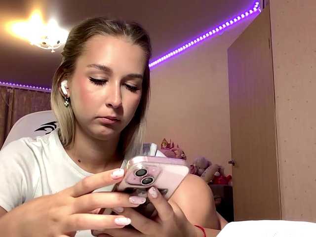 Emelinestrande live cam on BongaCams