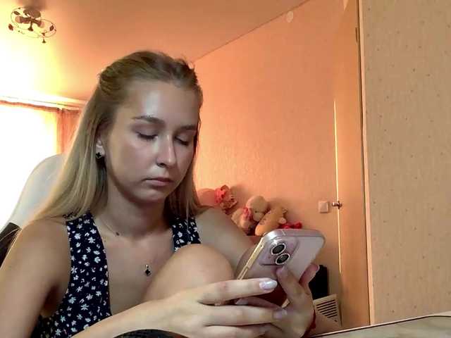 Emelinestrande live cam on BongaCams