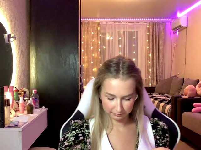 Emelinestrande live cam on BongaCams