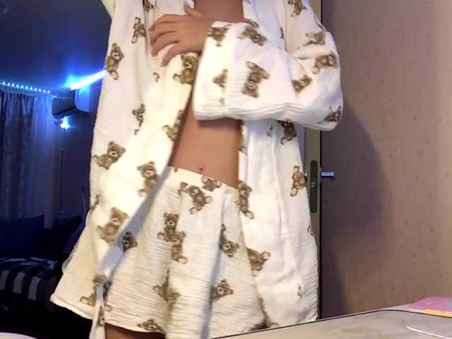 Emelinestrande live cam on BongaCams