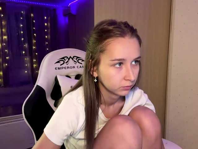 Emelinestrande live cam on BongaCams
