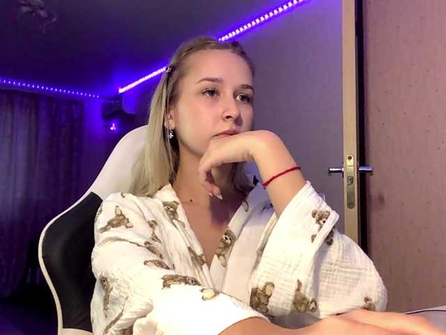 Emelinestrande live cam on BongaCams