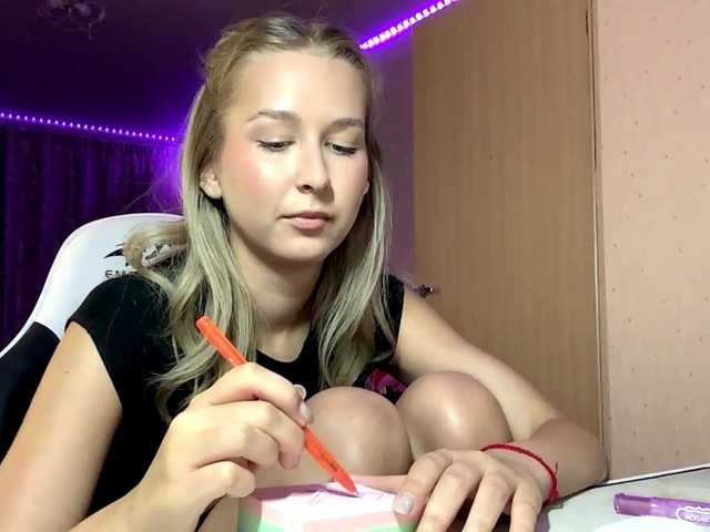 Emelinestrande live cam on BongaCams
