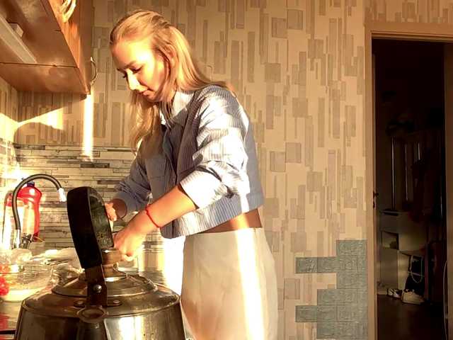 Emelinestrande live cam on BongaCams