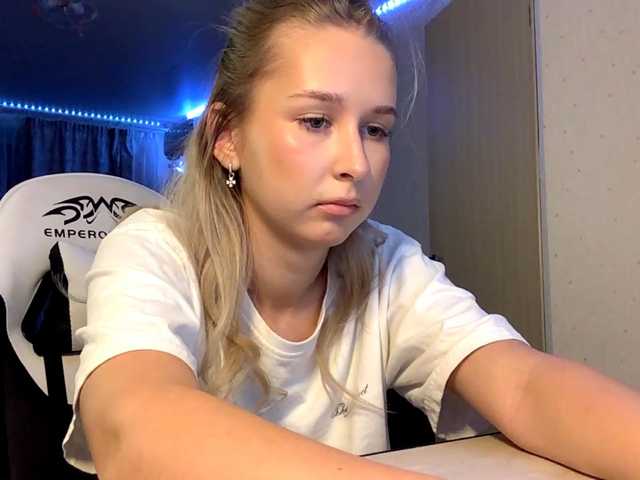 Emelinestrande live cam on BongaCams