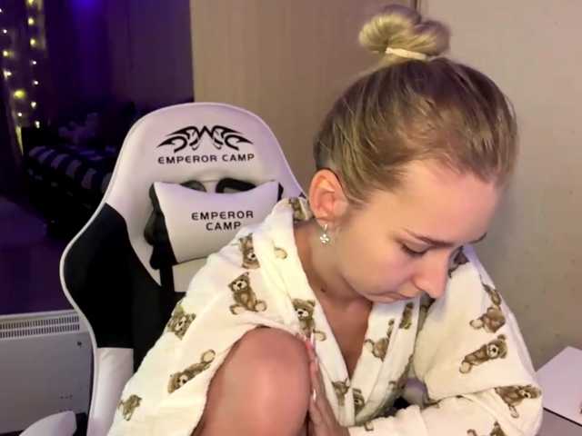 Emelinestrande live cam on BongaCams