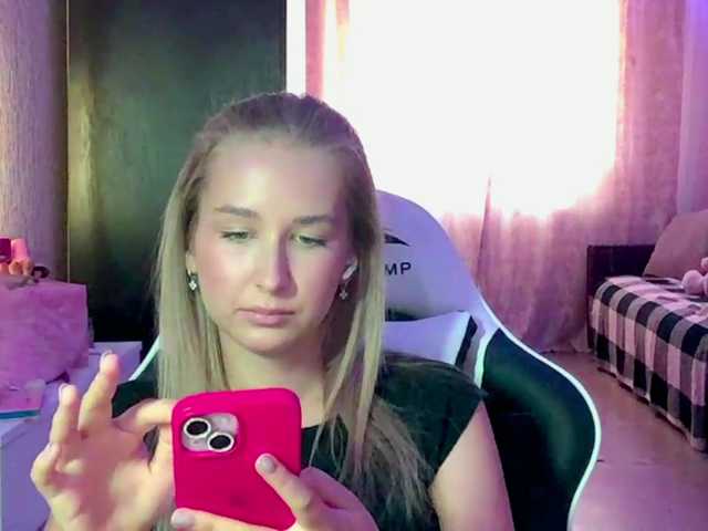 Emelinestrande live cam on BongaCams