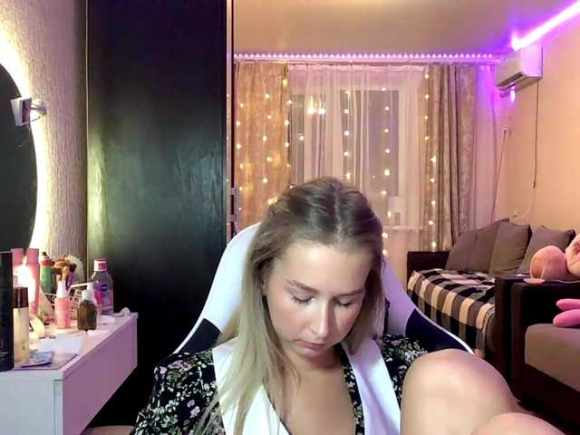 Emelinestrande live cam on BongaCams