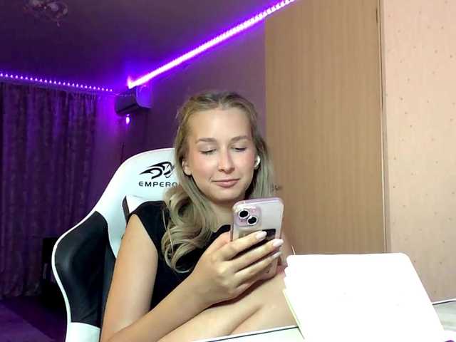 Emelinestrande live cam on BongaCams