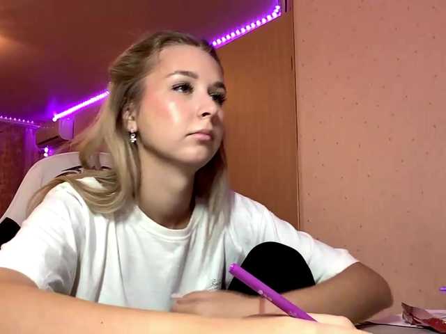 Emelinestrande live cam on BongaCams