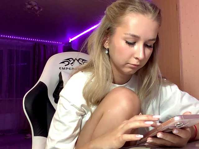 Emelinestrande live cam on BongaCams