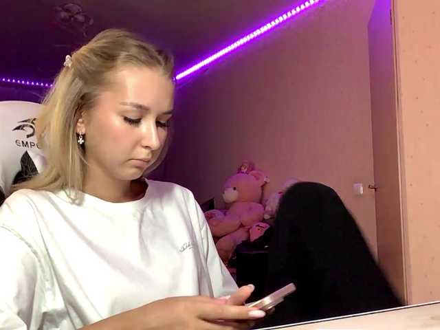 Emelinestrande live cam on BongaCams