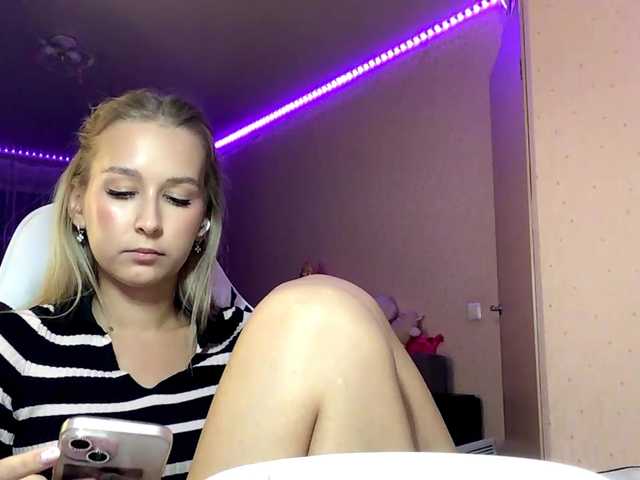 Emelinestrande live cam on BongaCams