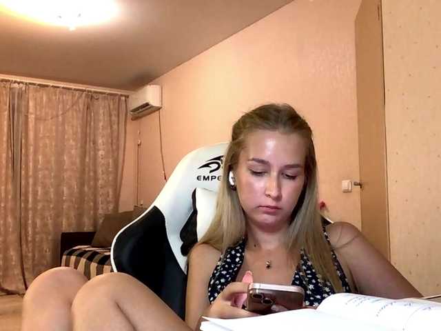 Emelinestrande live cam on BongaCams