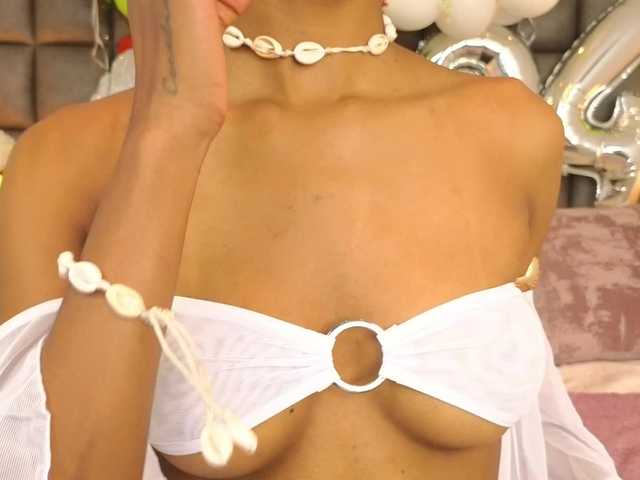 LilaBloom live webcam show